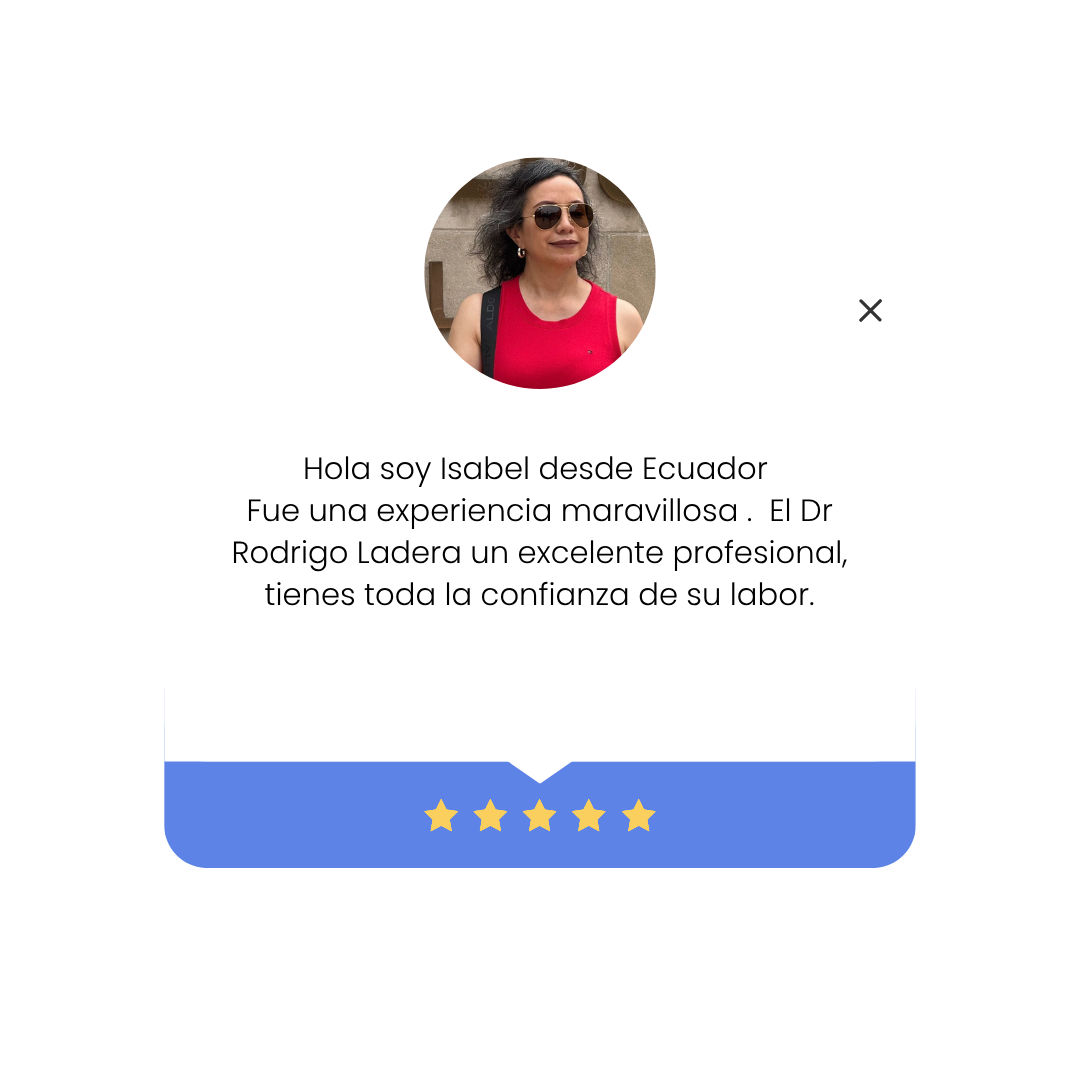 Imagen de una reseña de una clienta satisfecha. El texto de la reseña dice: "Hola soy Isabel desde Ecuador. Fue una experiencia maravillosa. El Dr Rodrigo Ladera un excelente profesional, tienes toda la confianza de su labor."